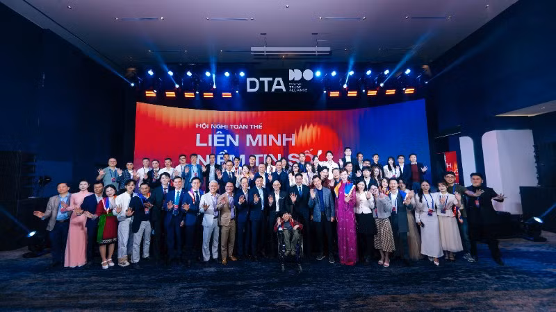 Đại biểu dự Hội nghị toàn thể lần thứ nhất Liên minh Niềm tin số chụp ảnh kỷ niệm.