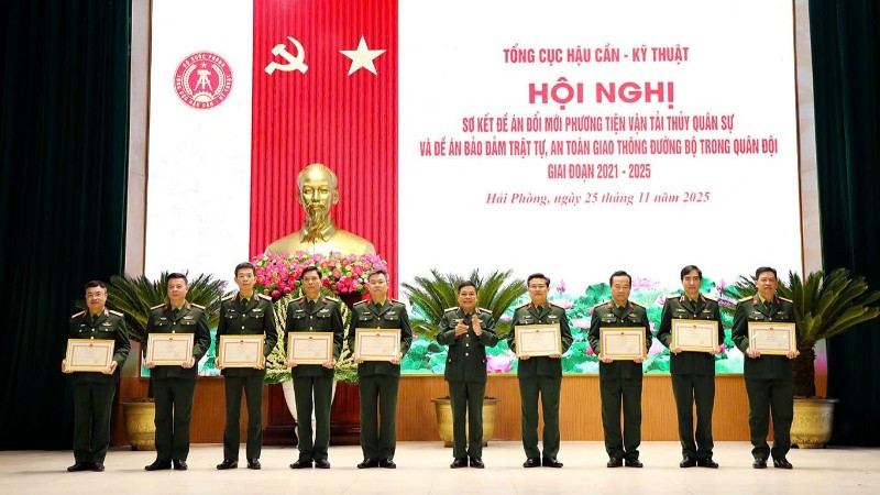 Tặng bằng khen của Bộ Quốc phòng cho các cá nhân, tập thể.