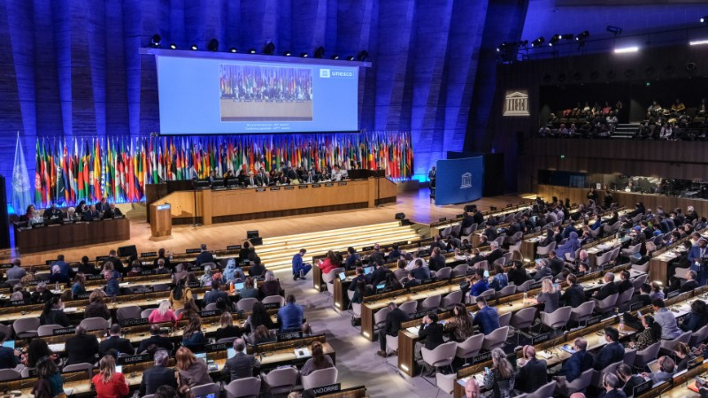 Kỳ họp lần thứ 43 Đại hội đồng UNESCO diễn ra tại Samarkand (Uzbekistan) từ ngày 30/10 đến 13/11. Đây là lần đầu tiên kể từ năm 1985, Đại hội đồng UNESCO được tổ chức bên ngoài trụ sở chính ở Paris (Pháp).