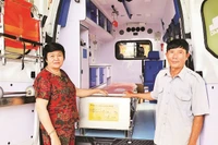 Bên trong xe cứu thương được trang bị dụng cụ phục vụ sơ, cấp cứu cho bệnh nhân.