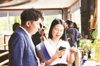 Đại diện doanh nghiệp Nhật Bản tìm hiểu về sản phẩm tại hội nghị xúc tiến thương mại.