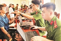 Công an thu nhận thông tin từ thân nhân liệt sĩ.