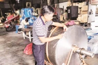 Kỹ sư Công ty TNHH Cơ khí 96 (xã Đông Thạnh) kiểm tra chất lượng một sản phẩm chi tiết máy. (Ảnh CTV)