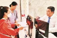 Cán bộ Trung tâm phục vụ hành chính công phường Sài Gòn hỗ trợ và tư vấn cho người dân về thủ tục trích lục giấy đăng ký kết hôn cũng như một số thủ tục hành chính khác.