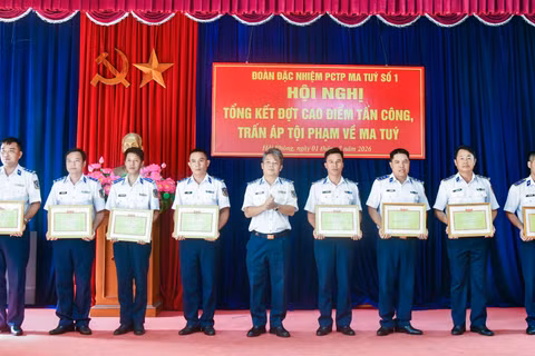 Chỉ huy đơn vị trao thưởng cho các tập thể, cá nhân có thành tích tiêu biểu.