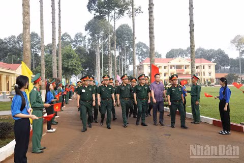 Đại biểu tham quan doanh trại Trung đoàn bộ binh 88, Sư đoàn 302 (Quân khu 7).