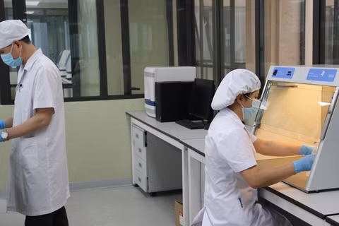 Cán bộ, kỹ thuật viên Khoa Xét nghiệm Sinh học, Viện Pháp y Quân đội thực hiện quy trình giám định ADN hài cốt liệt sĩ.