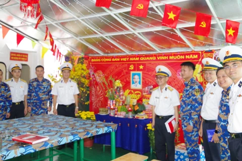 Quang cảnh phòng đón xuân trên tàu 935, Hải đội 811