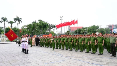 Lực lượng tham gia Lễ ra quân.