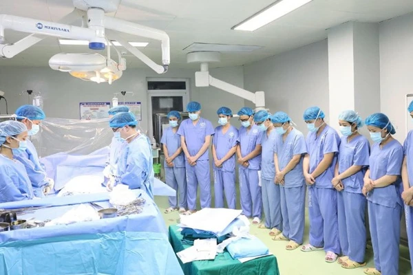 Ê-kíp phẫu thuật cúi đầu tri ân người bệnh hiến tạng.