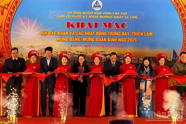 Lãnh đạo tỉnh Lào Cai cắt băng khai mạc Hội báo xuân 2026. (Ảnh: THANH SƠN)