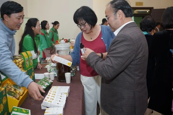 Các gian hàng sản phẩm hữu cơ bày bán tại hội nghị được các đại biểu tham quan mua sắm.