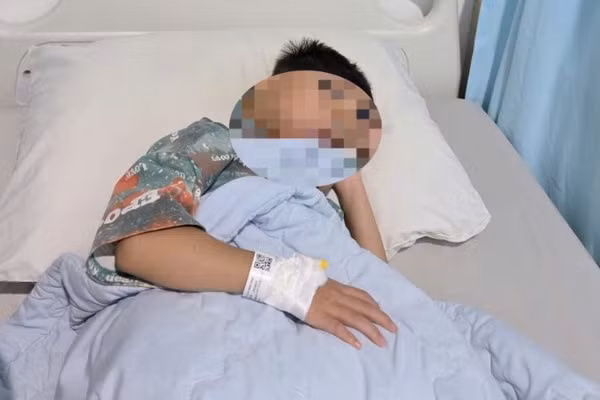 Một học sinh nghi ngờ ngộ độc thực phẩm khi đang nằm bệnh viện.