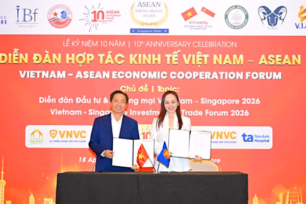 Ông Trần Văn Chín, Chủ tịch Arobid và bà Đặng Thị Minh Anh, Chủ tịch IBF Vietnam Singapore trao Biên bản ghi nhớ hợp tác.