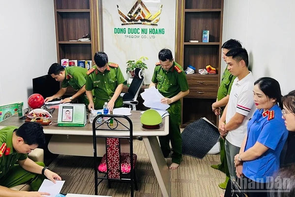 Cơ quan Công an tỉnh Yên Bái khám xét nơi làm việc của Vũ Quang Thuận. (Ảnh: THANH SƠN)