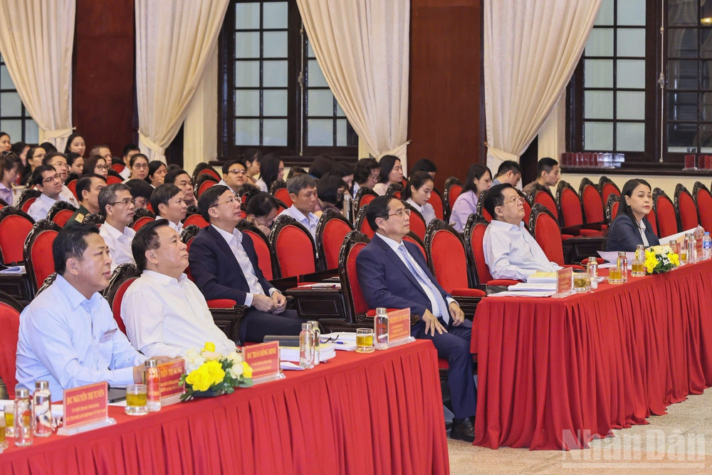 Thủ tướng Phạm Minh Chính và các đồng chí lãnh đạo, đại biểu tham dự hội nghị. ndo_br_a2.jpg