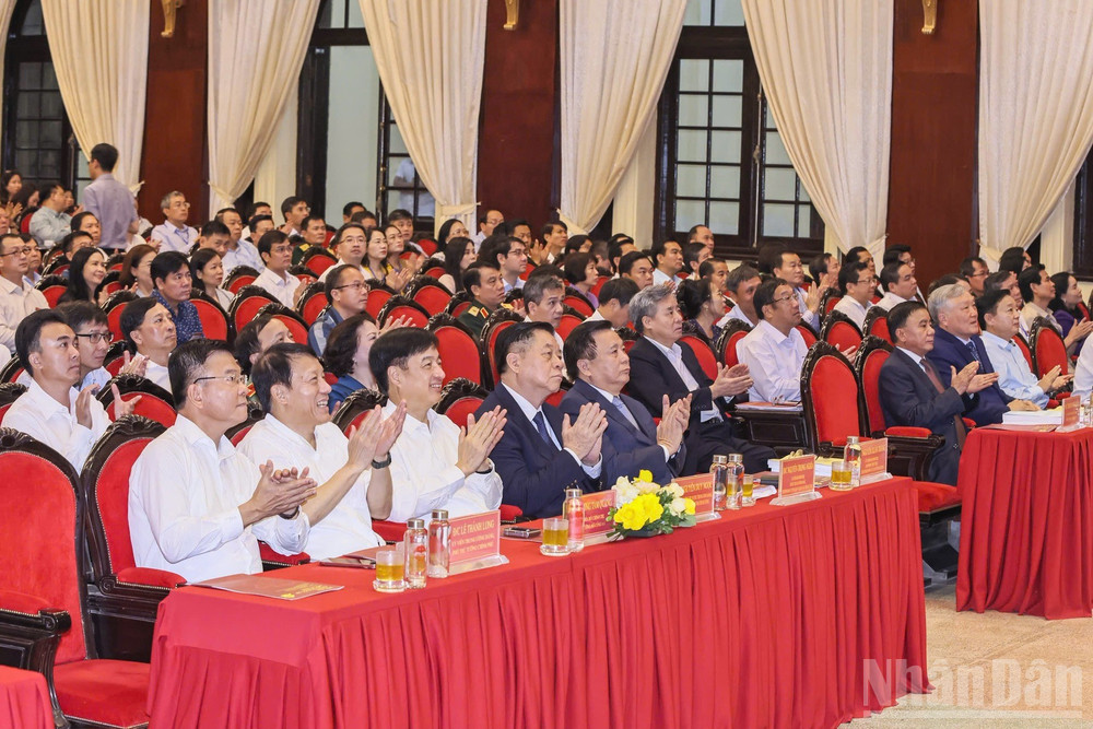 Các đồng chí Lãnh đạo Đảng, Nhà nước, các đại biểu tham dự hội nghị . ndo_br_a5.jpg