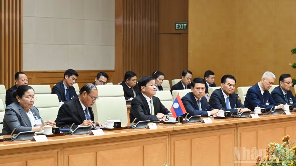 Tổng Bí thư, Chủ tịch nước Thongloun Sisoulith và Đoàn đại biểu cấp cao Lào tham dự cuộc hội kiến. (Ảnh: TRẦN HẢI)