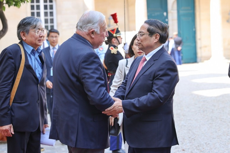 Chủ tịch Thượng viện Gérard Larcher đón Thủ tướng Phạm Minh Chính. (Ảnh: VGP/Nhật Bắc) bb1.jpg