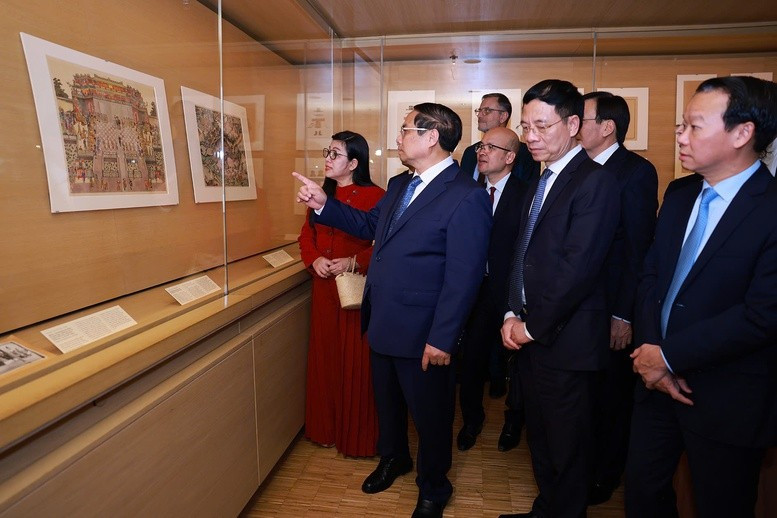 Thủ tướng Phạm Minh Chính và Phu nhân tham quan Bảo tàng Quai Branly - Jacques Chirac. (Ảnh: TTXVN) bao1.jpg