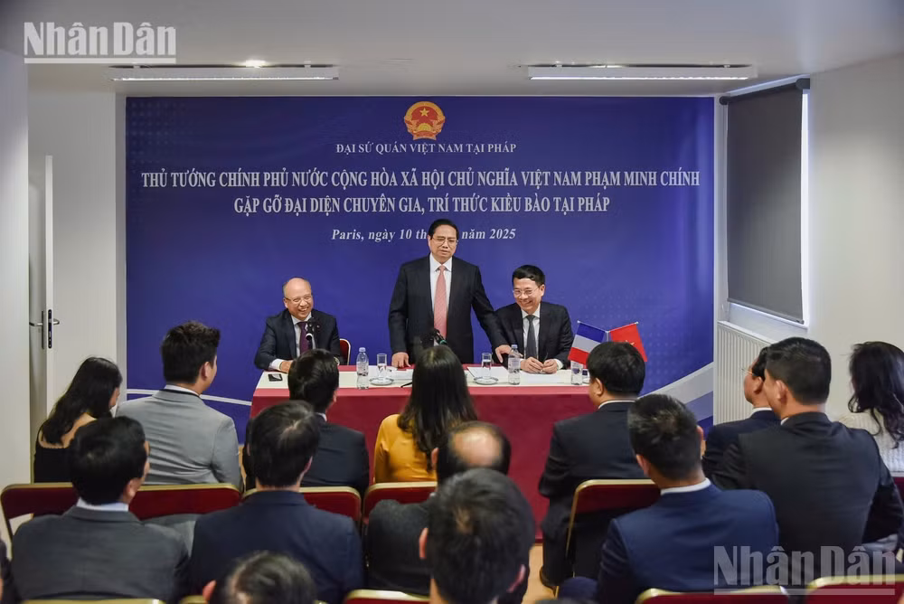 Thủ tướng Chính phủ Phạm Minh Chính gặp gỡ các chuyên gia, trí thức người Việt tại Pháp. (Ảnh: MINH DUY)