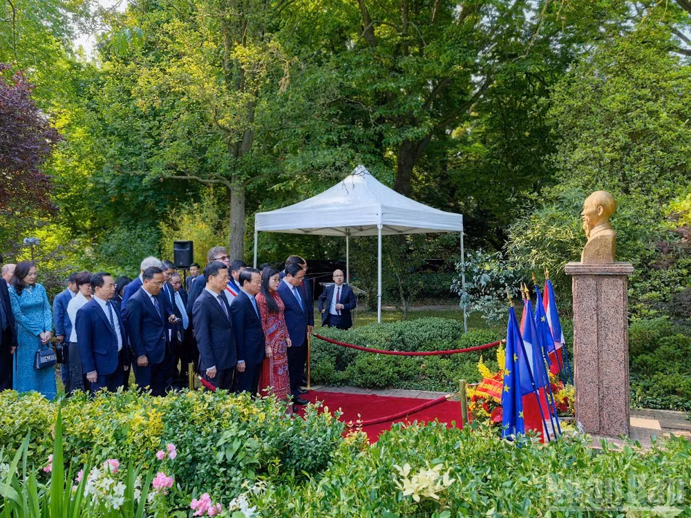 Thủ tướng Phạm Minh Chính và Phu nhân cùng các đồng chí lãnh đạo tưởng niệm Chủ tịch Hồ Chí Minh (Ảnh: KHẢI HOÀN). 