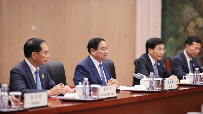 Thủ tướng Phạm Minh Chính đề nghị hai bên triển khai đồng bộ 3 tuyến đường sắt khổ tiêu chuẩn kết nối Việt Nam-Trung Quốc, trong đó, ưu tiên thúc đẩy khởi công xây dựng tuyến Lào Cai-Hà Nội-Hải Phòng trong tháng 12/2025. (Ảnh: VGP/NHẬT BẮC) h2-6704.jpg