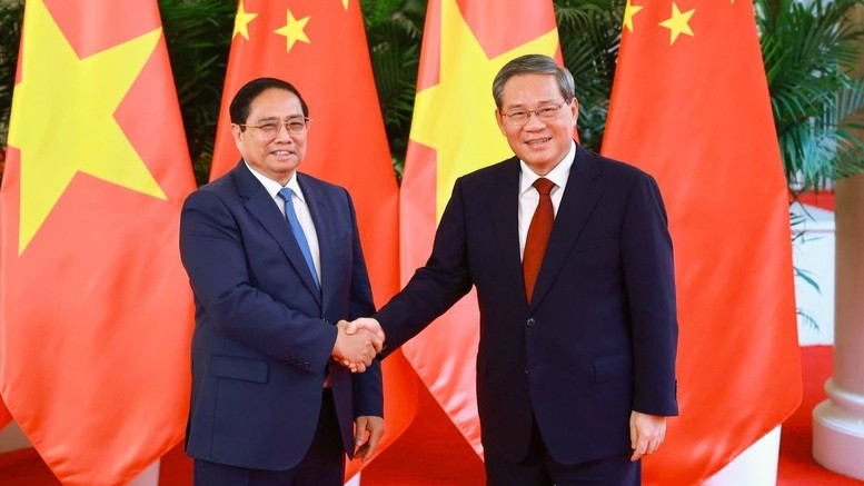 Thủ tướng Phạm Minh Chính và Thủ tướng Trung Quốc Lý Cường trước khi bắt đầu cuộc hội đàm chiều ngày 24/6. (Ảnh: VGP/NHẬT BẮC)