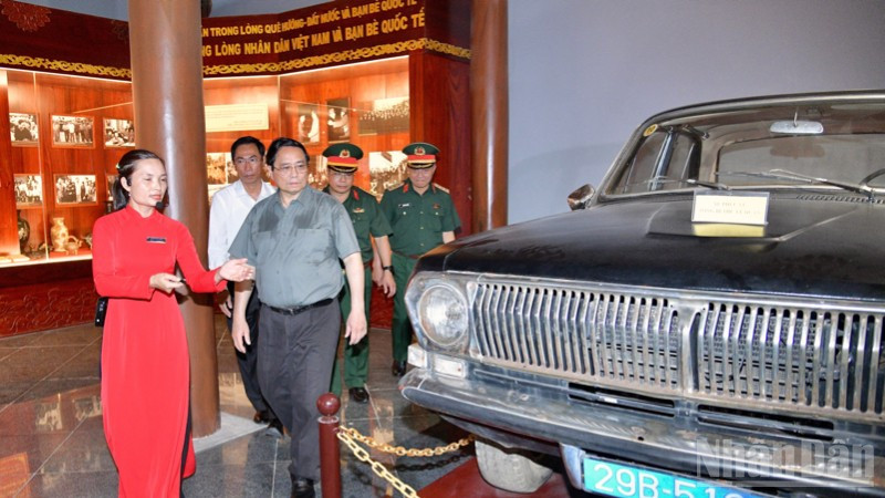 Thủ tướng Phạm Minh Chính nghe giới thiệu về những hiện vật gắn liền với sự nghiệp cách mạng của cố Tổng Bí thư Lê Duẩn. ndo_br_d4-7281.jpg