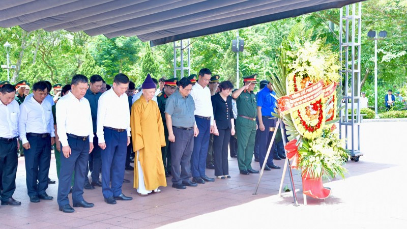 Thủ tướng Phạm Minh Chính và các đồng chí lãnh đạo mặc niệm tưởng nhớ các Anh hùng liệt sĩ. ndo_br_b3-9737.jpg