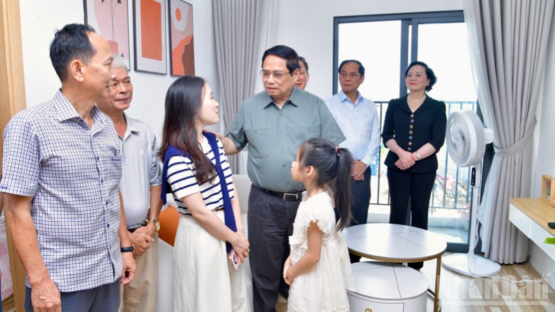 Thủ tướng Phạm Minh Chính thăm một hộ gia đình trong khu nhà ở xã hội ở thành phố Huế. (Ảnh: THANH GIANG) ndo_br_a4-9596.jpg