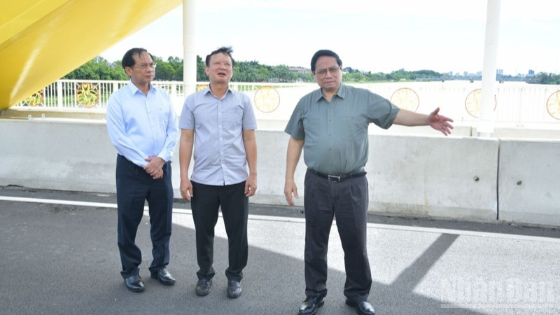 Thủ tướng Phạm Minh Chính thăm công trình cầu Nguyễn Hoàng bắc qua sông Hương ở thành phố Huế. (Ảnh: THANH GIANG) ndo_br_a1-3991.jpg