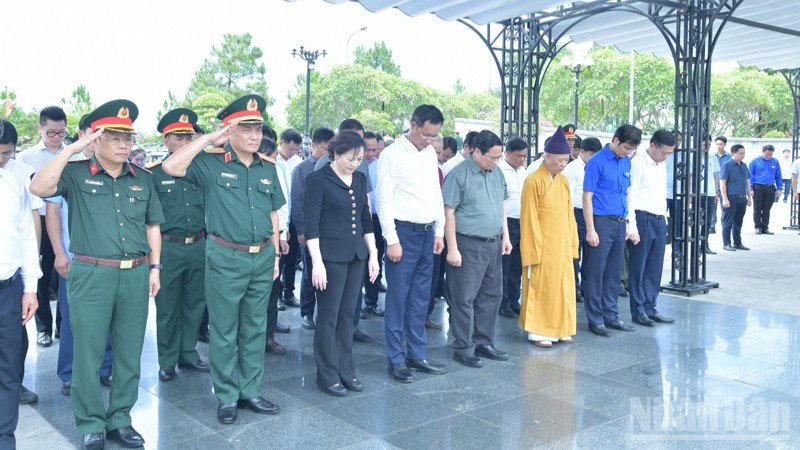 Thủ tướng Phạm Minh Chính và Đoàn công tác dành một phút mặc niệm tưởng nhớ các Anh hùng liệt sĩ. ndo_br_d9-1058.jpg
