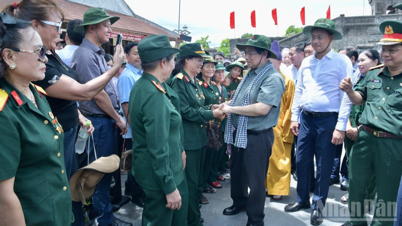 Thủ tướng Phạm Minh Chính ân cần hỏi thăm các cựu chiến binh tại Di tích quốc gia đặc biệt Thành cổ Quảng Trị. ndo_br_b4-318.jpg