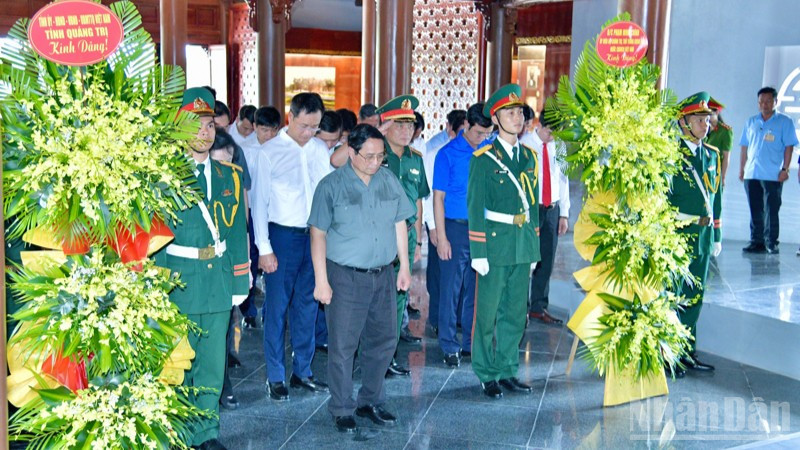Thủ tướng Phạm Minh Chính và Đoàn công tác dành một phút mặc niệm tưởng nhớ cố Tổng Bí thư Lê Duẩn. ndo_br_d1-775.jpg