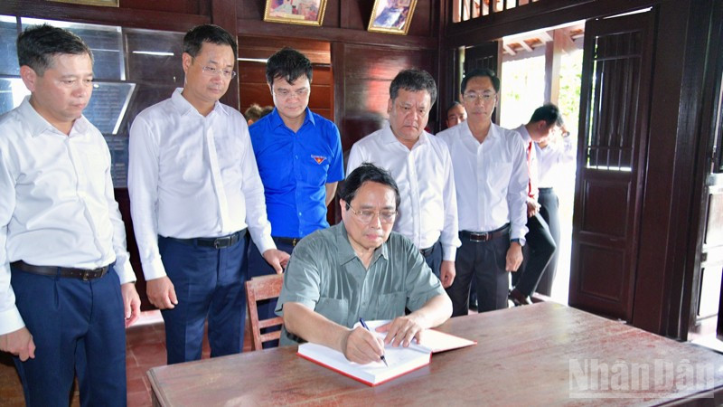 Thủ tướng Phạm Minh Chính ghi lưu bút. (Ảnh: Thanh Giang) ndo_br_d5-2853.jpg