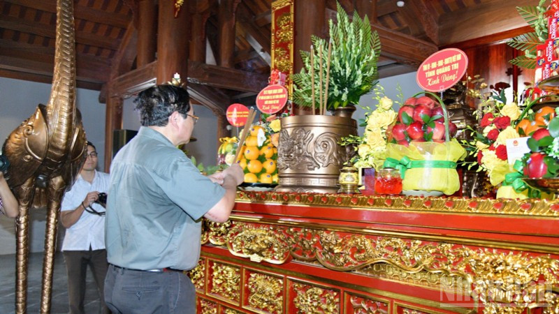 Thủ tướng Phạm Minh Chính dâng hương tưởng niệm cố Tổng Bí thư Lê Duẩn. ndo_br_d2-8582.jpg