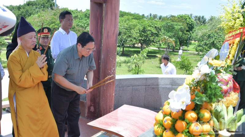 Thủ tướng Phạm Minh Chính dâng hương tưởng niệm các Anh hùng liệt sĩ. ndo_br_b2-4475.jpg