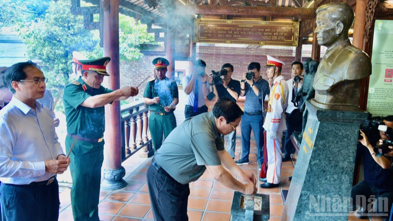 Thủ tướng Phạm Minh Chính dâng hương tưởng niệm Đại tướng Nguyễn Chí Thanh. (Ảnh: THANH GIANG) ndo_br_a6-6616.jpg