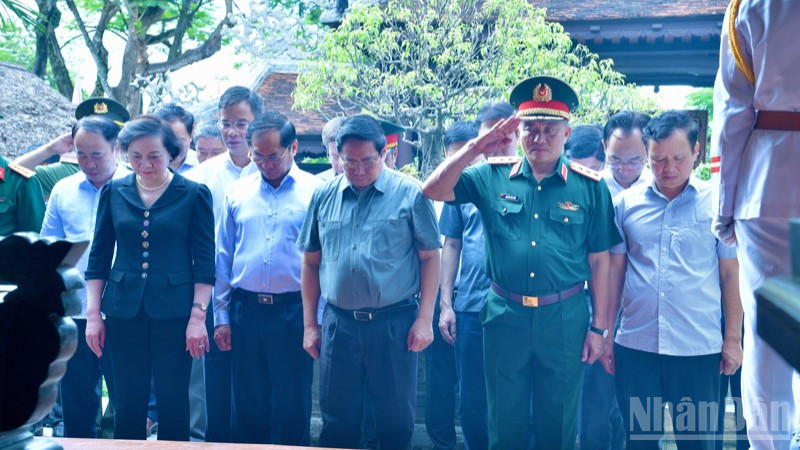 Thủ tướng Phạm Minh Chính và Đoàn công tác dành một phút mặc niệm tưởng nhớ Đại tướng Nguyễn Chí Thanh. (Ảnh: THANH GIANG) ndo_br_a5-7231.jpg