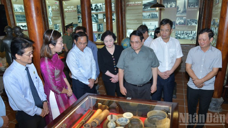 Thủ tướng Phạm Minh Chính nghe giới thiệu về các hiện vật trưng bày trong Bảo tàng Đại tướng Nguyễn Chí Thanh. (Ảnh: THANH GIANG) ndo_br_a8-102.jpg