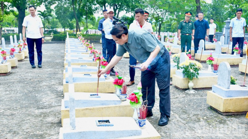 Thủ tướng Phạm Minh Chính dâng hương tại các phần mộ liệt sĩ. (Ảnh: Thanh Giang) ndo_br_d10-8167.jpg