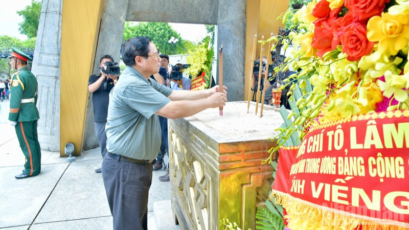 Thủ tướng Phạm Minh Chính dâng hương tưởng niệm các Anh hùng liệt sĩ . ndo_br_d8-6968.jpg