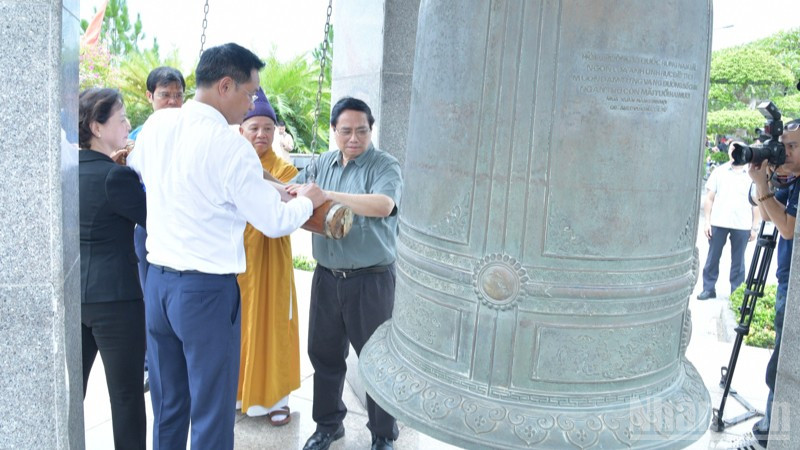 Thủ tướng Phạm Minh Chính thực hiện nghi thức thỉnh chuông tại Nghĩa trang Liệt sĩ Quốc gia Đường 9. ndo_br_d6-1046.jpg