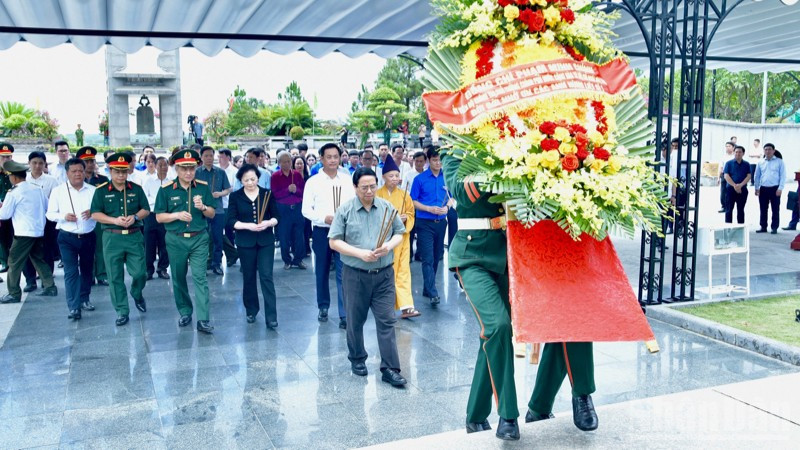Thủ tướng Phạm Minh Chính và Đoàn công tác vào dâng hương, dâng hoa tưởng niệm các Anh hùng liệt sĩ. ndo_br_d7-3503.jpg