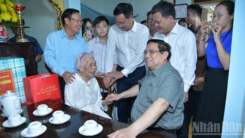 Thủ tướng Phạm Minh Chính đã đến thăm, tặng quà động viên Mẹ Việt Nam Anh hùng Đào Thị Vui. ndo_br_aaa1-2188.jpg