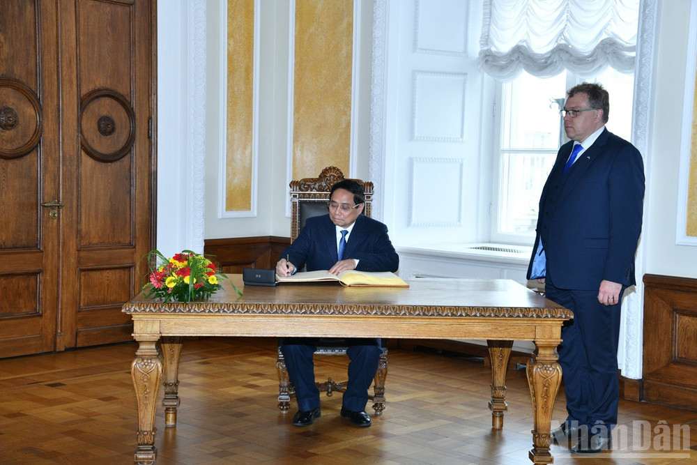Thủ tướng Phạm Minh Chính ghi lưu bút tại Trụ sở Quốc hội Estonia. (Ảnh: THANH GIANG) ndo_br_b4.jpg