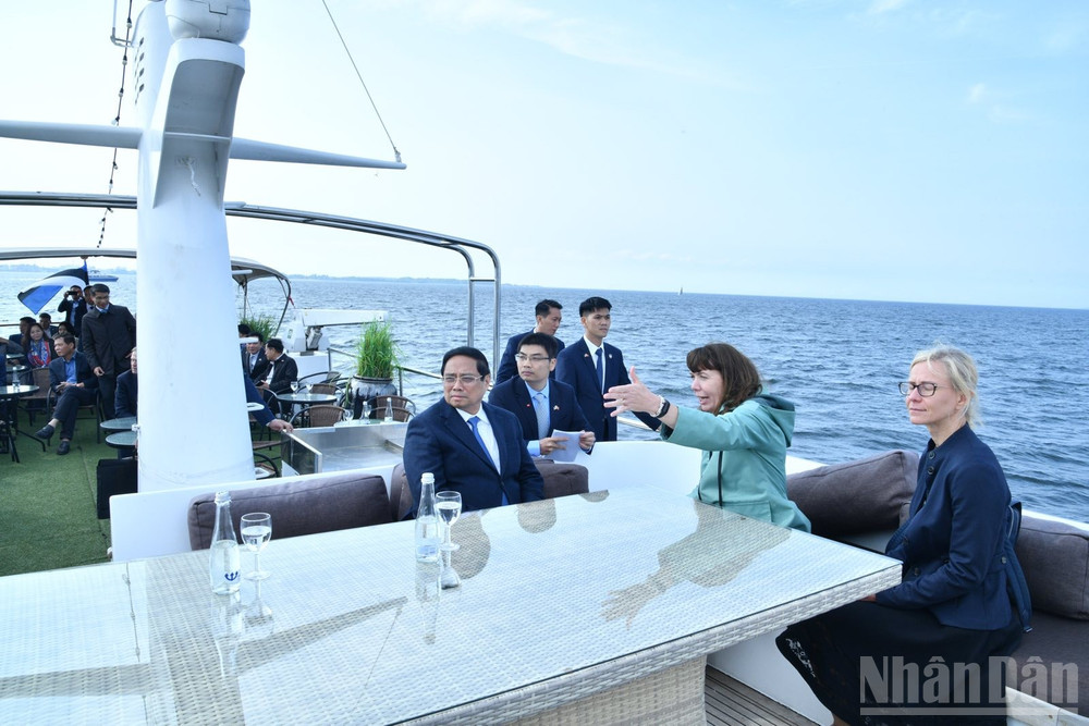 Thủ tướng Phạm Minh Chính đi tàu và nghe giới thiệu về các công trình của Cảng Tallinn. (Ảnh: Thanh Giang) ndo_br_c2.jpg