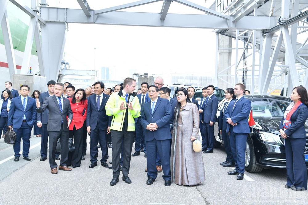 Thủ tướng Chính phủ Phạm Minh Chính và Phu nhân cùng Đoàn đại biểu cấp cao Việt Nam thăm Cảng Tallinn. (Ảnh: Thanh Giang)