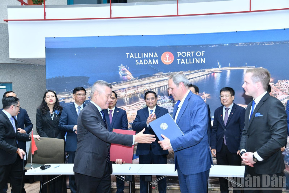 Thủ tướng Phạm Minh Chính và các đồng chí lãnh đạo chứng kiến lễ trao Biên bản ghi nhớ hợp tác giữa Tổng Công ty Hàng hải Việt Nam với Cảng Tallinn về vận hành cảng thông minh. (Ảnh: Thanh Giang) ndo_br_c4.jpg